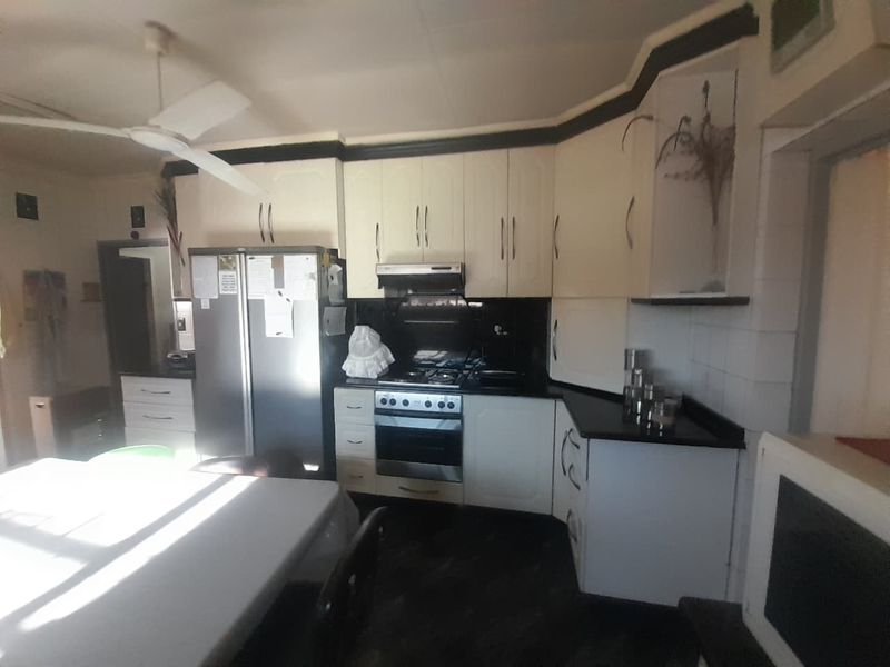 7 Bedroom double storey House for sale in Makenzieville - Photo 6