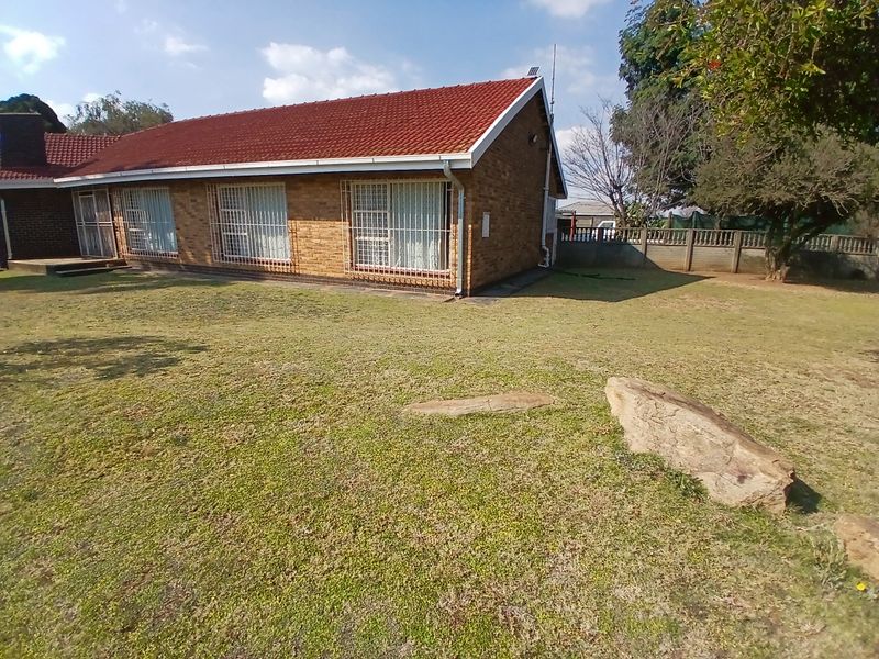 4 Bedroom House - Photo 3