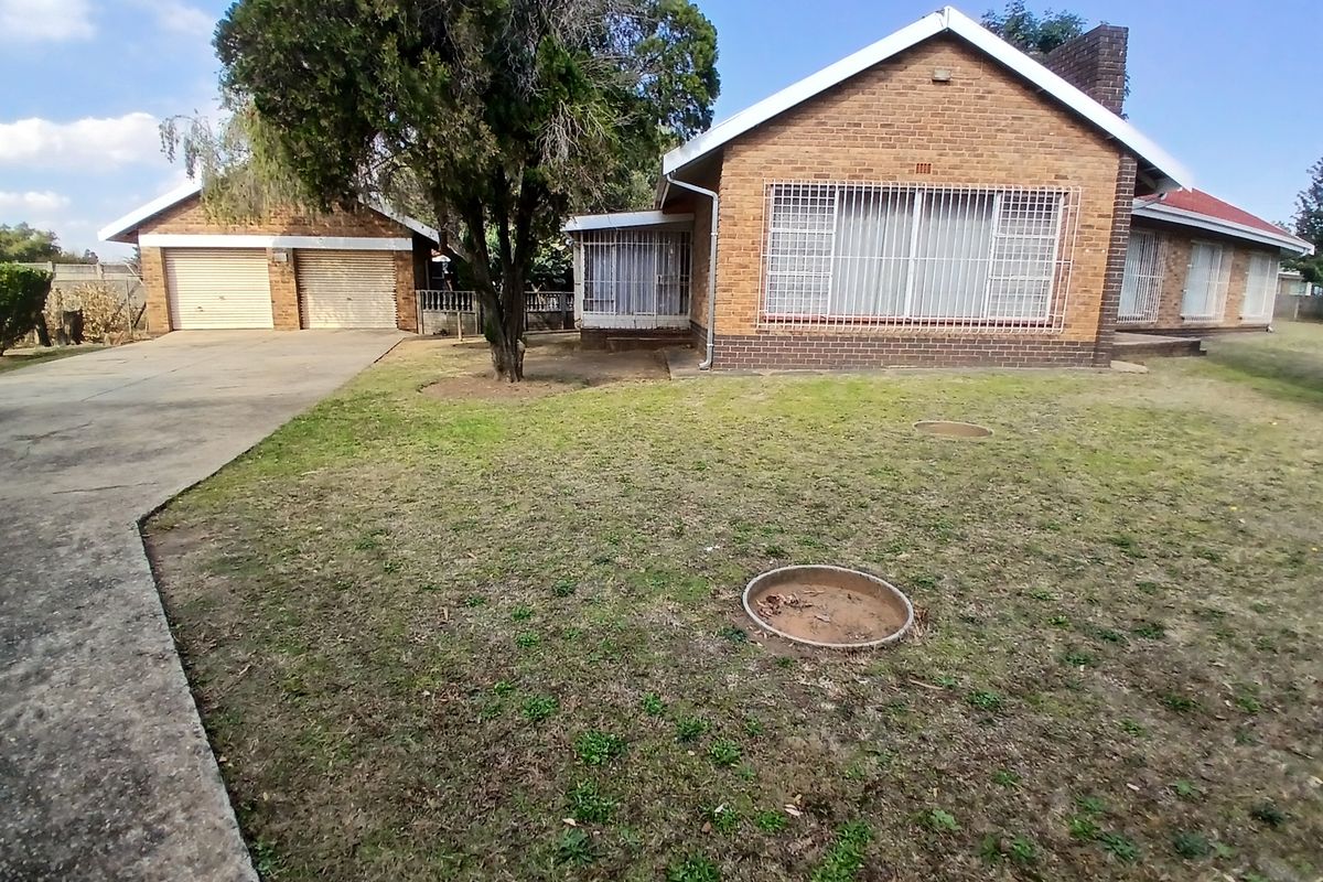 4 Bedroom House - Photo 2