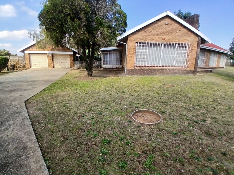 4 Bedroom House - Photo 2