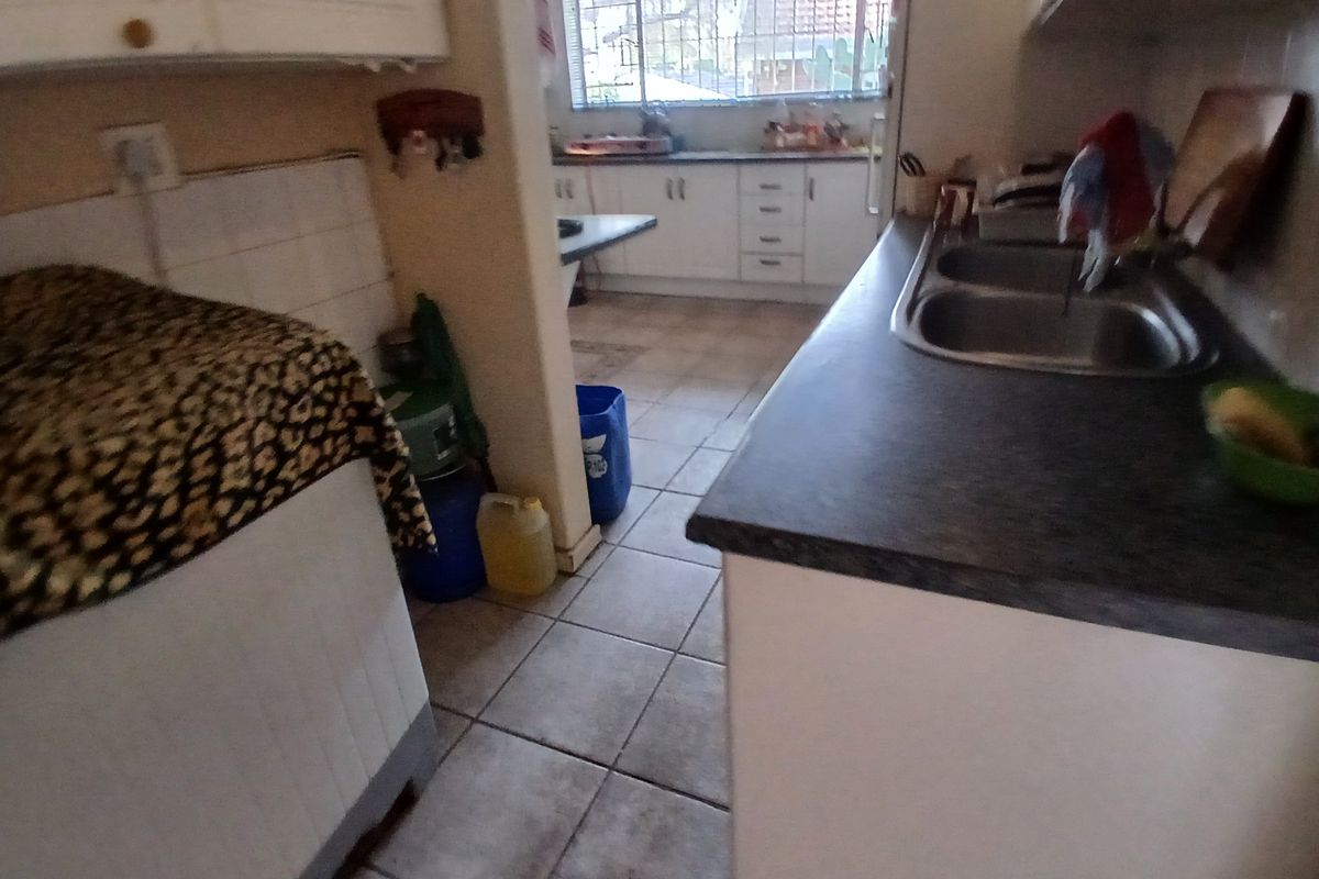 4 Bedroom House - Photo 5