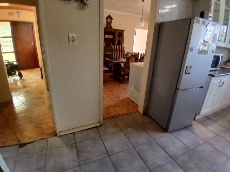 4 Bedroom House - Photo 10