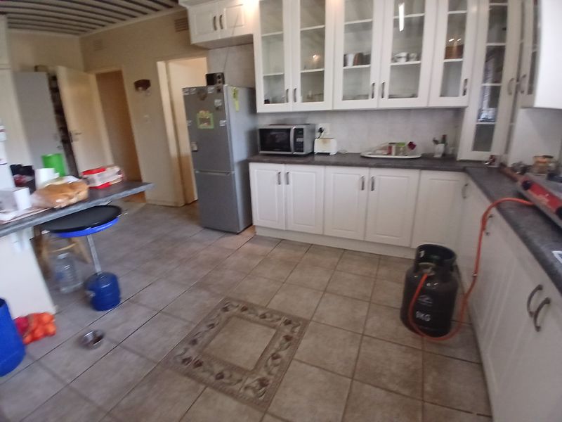 4 Bedroom House - Photo 9