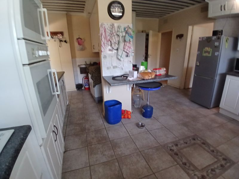 4 Bedroom House - Photo 6