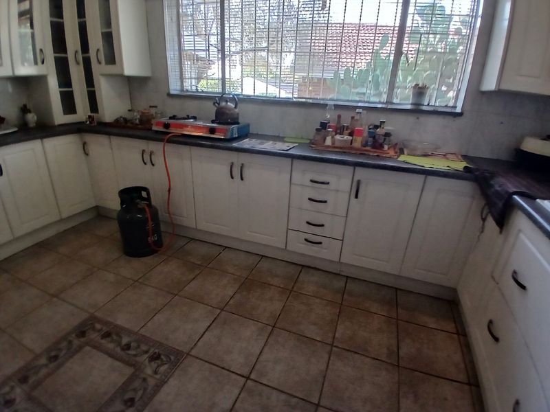 4 Bedroom House - Photo 7