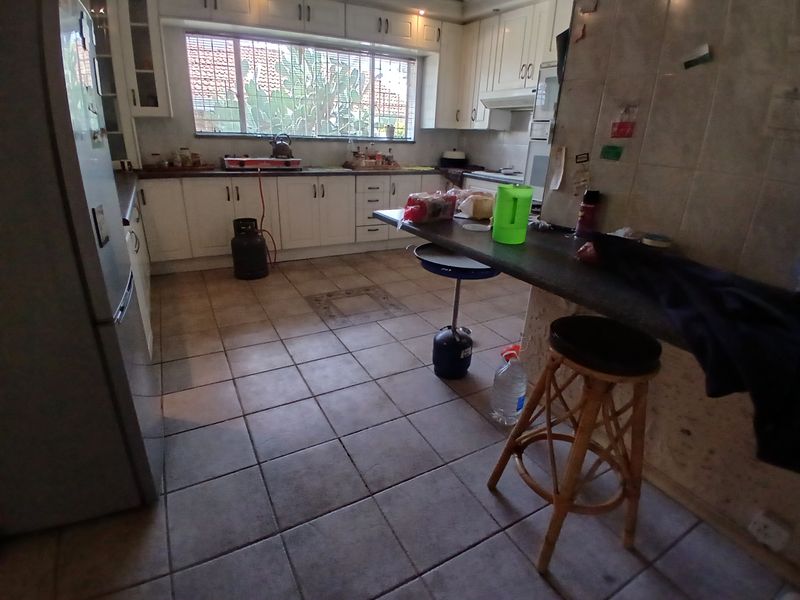 4 Bedroom House - Photo 8