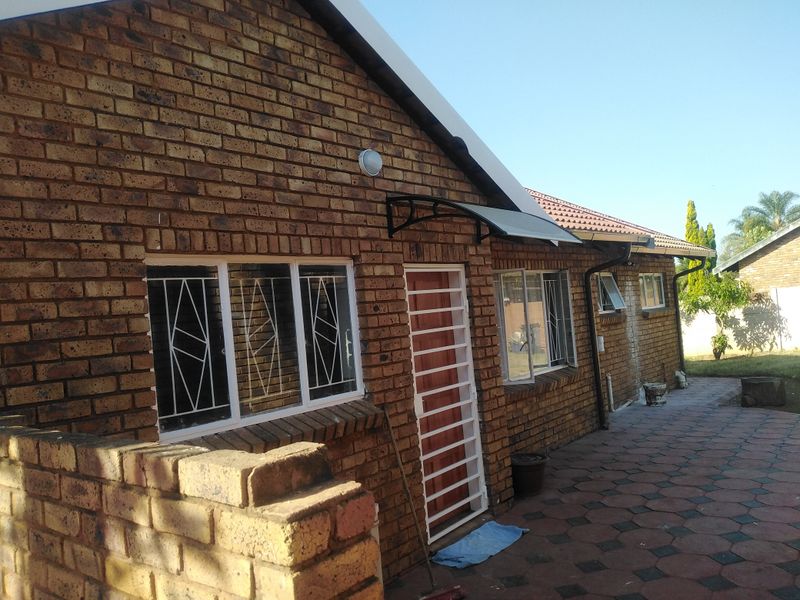 Well located, well built, well maintained - Photo 1