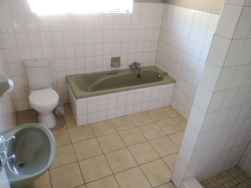 Well located, well built, well maintained - Photo 10