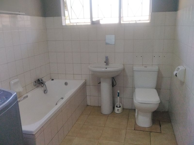 Well located, well built, well maintained - Photo 9