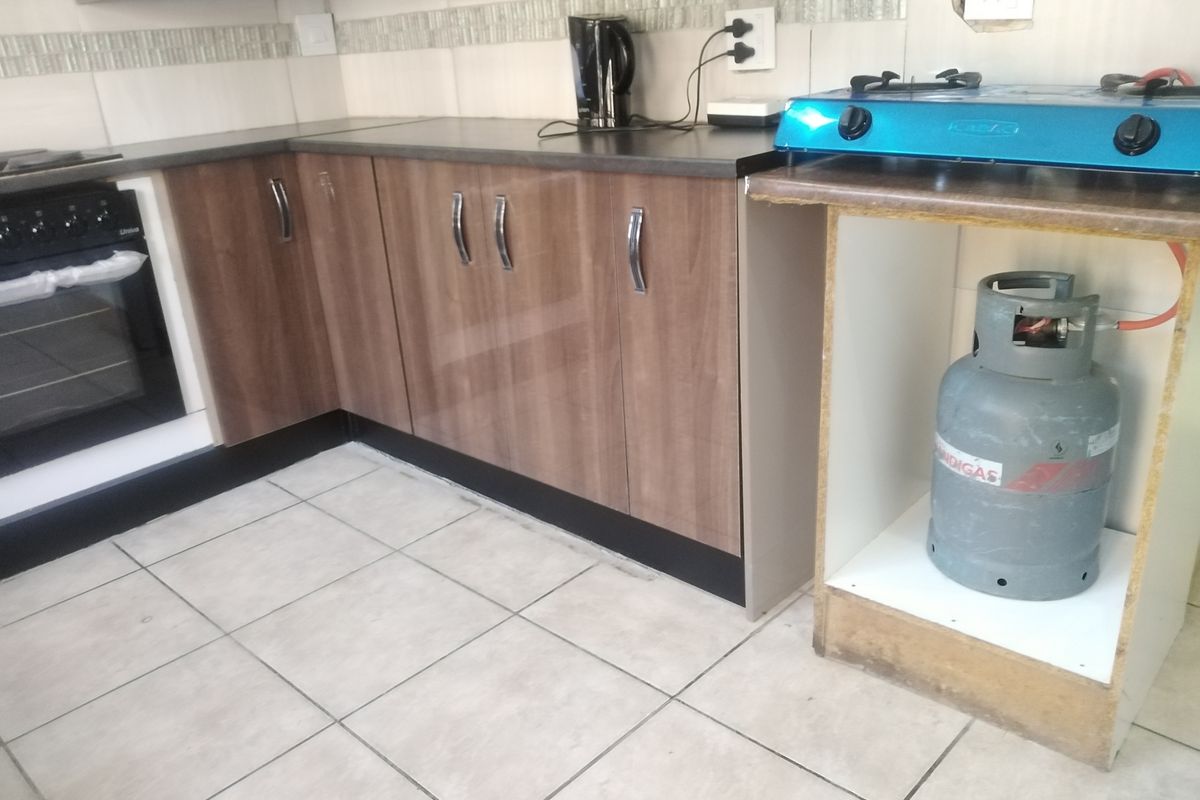 Well located, well built, well maintained - Photo 3