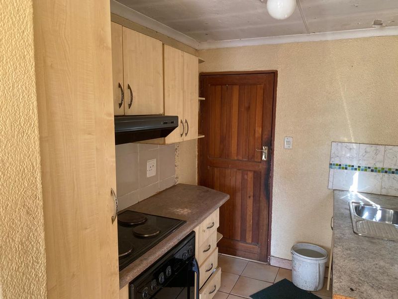 Charming 2- Bedroom with Space to Grow! - Photo 2