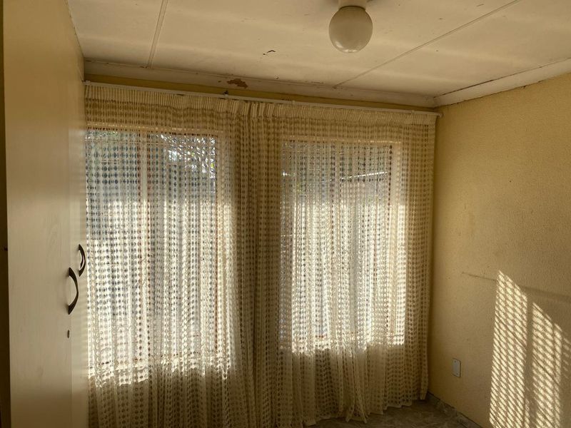 Charming 2- Bedroom with Space to Grow! - Photo 5
