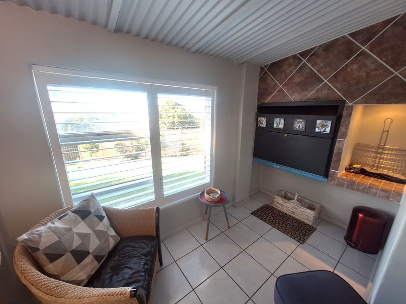 Coastal Charm – Low Maintenance Living – Prime Address - Photo 10