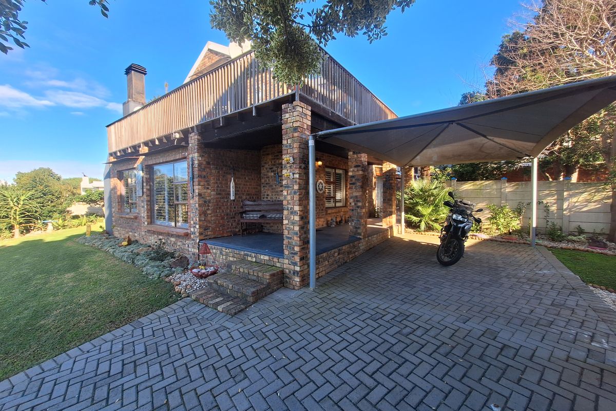 Coastal Charm – Low Maintenance Living – Prime Address - Photo 3