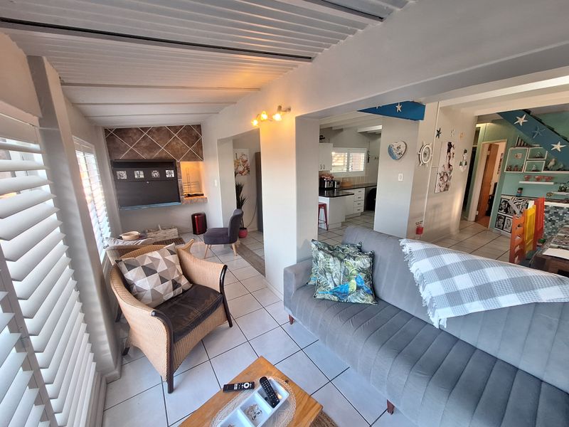 Coastal Charm – Low Maintenance Living – Prime Address - Photo 8