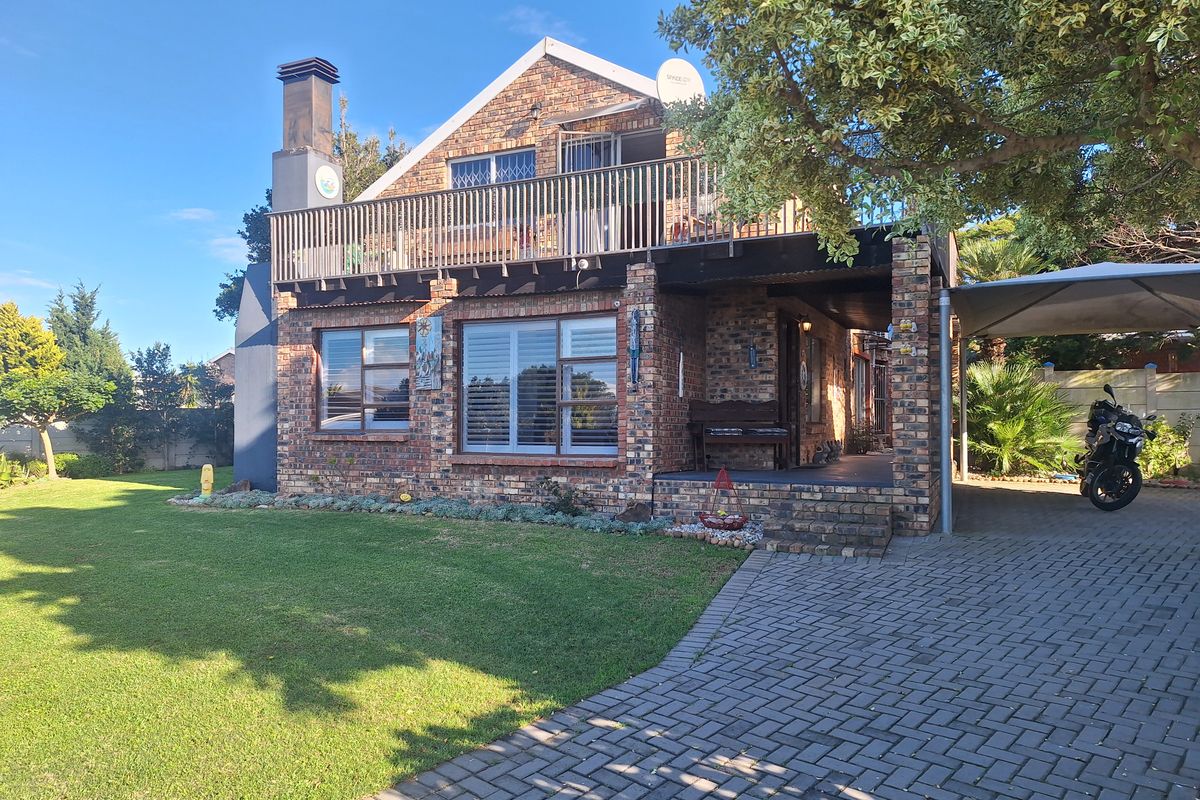 Coastal Charm – Low Maintenance Living – Prime Address - Photo 2