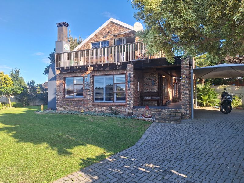 Coastal Charm – Low Maintenance Living – Prime Address - Photo 2