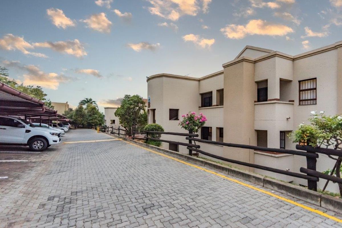 Elegant Ground-Floor Unit in Prestigious Neighborhood - Photo 3