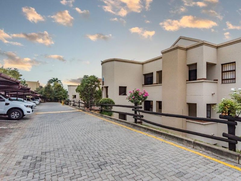 Elegant Ground-Floor Unit in Prestigious Neighborhood - Photo 3