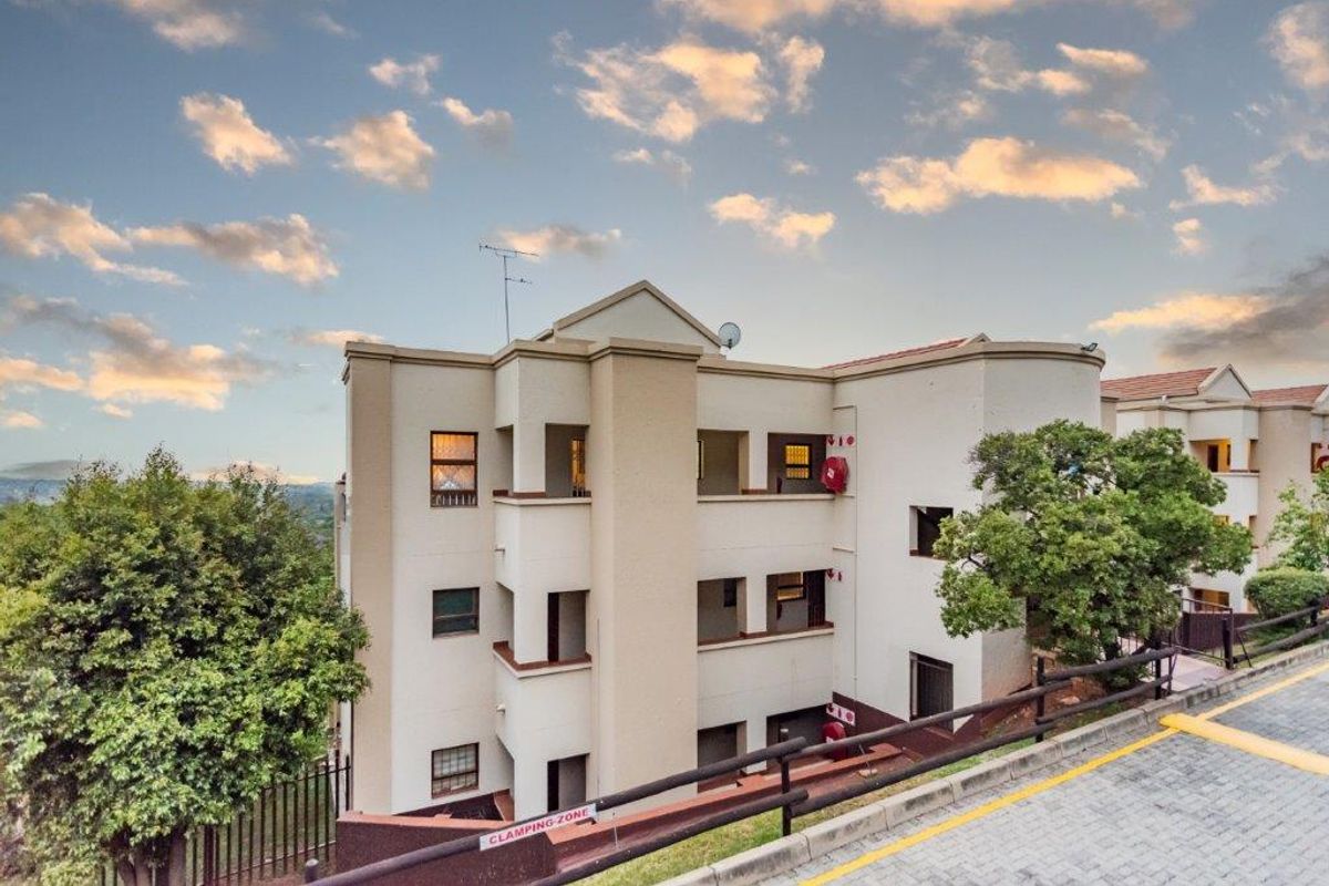 Elegant Ground-Floor Unit in Prestigious Neighborhood - Photo 2