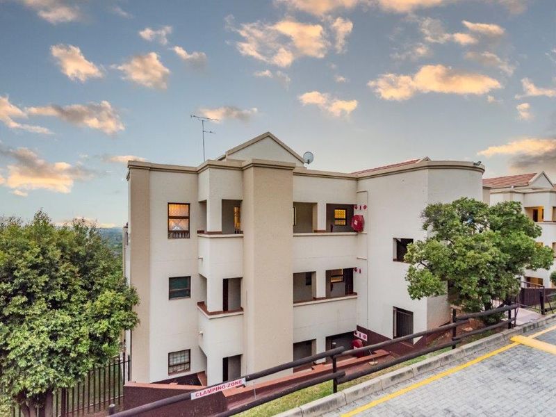 Elegant Ground-Floor Unit in Prestigious Neighborhood - Photo 2