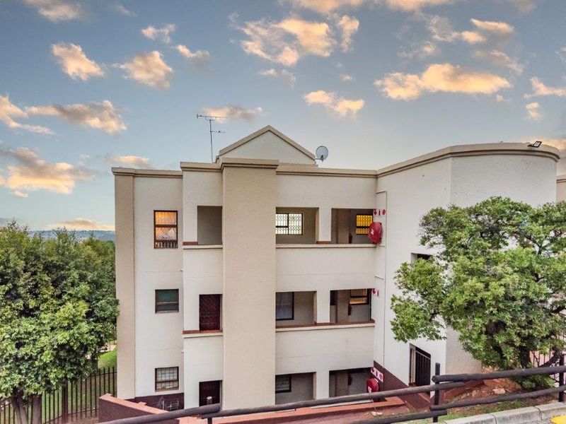 Elegant Ground-Floor Unit in Prestigious Neighborhood - Photo 1