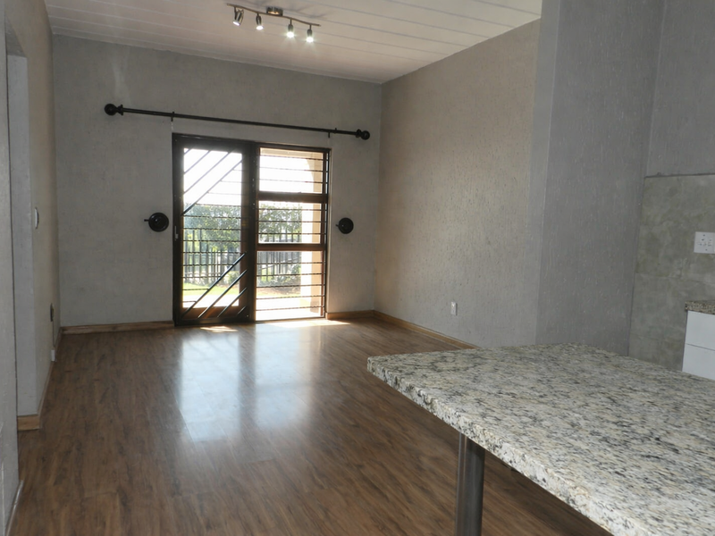 Elegant Ground-Floor Unit in Prestigious Neighborhood - Photo 10