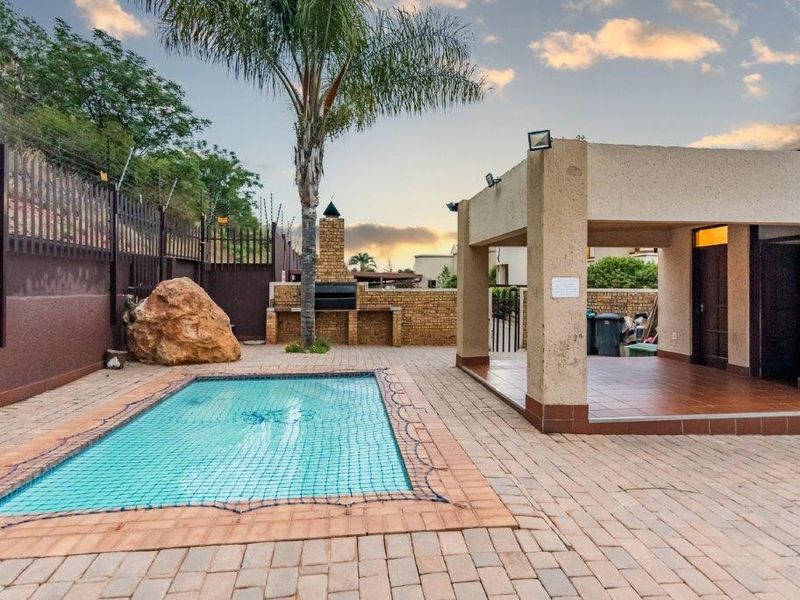 Elegant Ground-Floor Unit in Prestigious Neighborhood - Photo 6