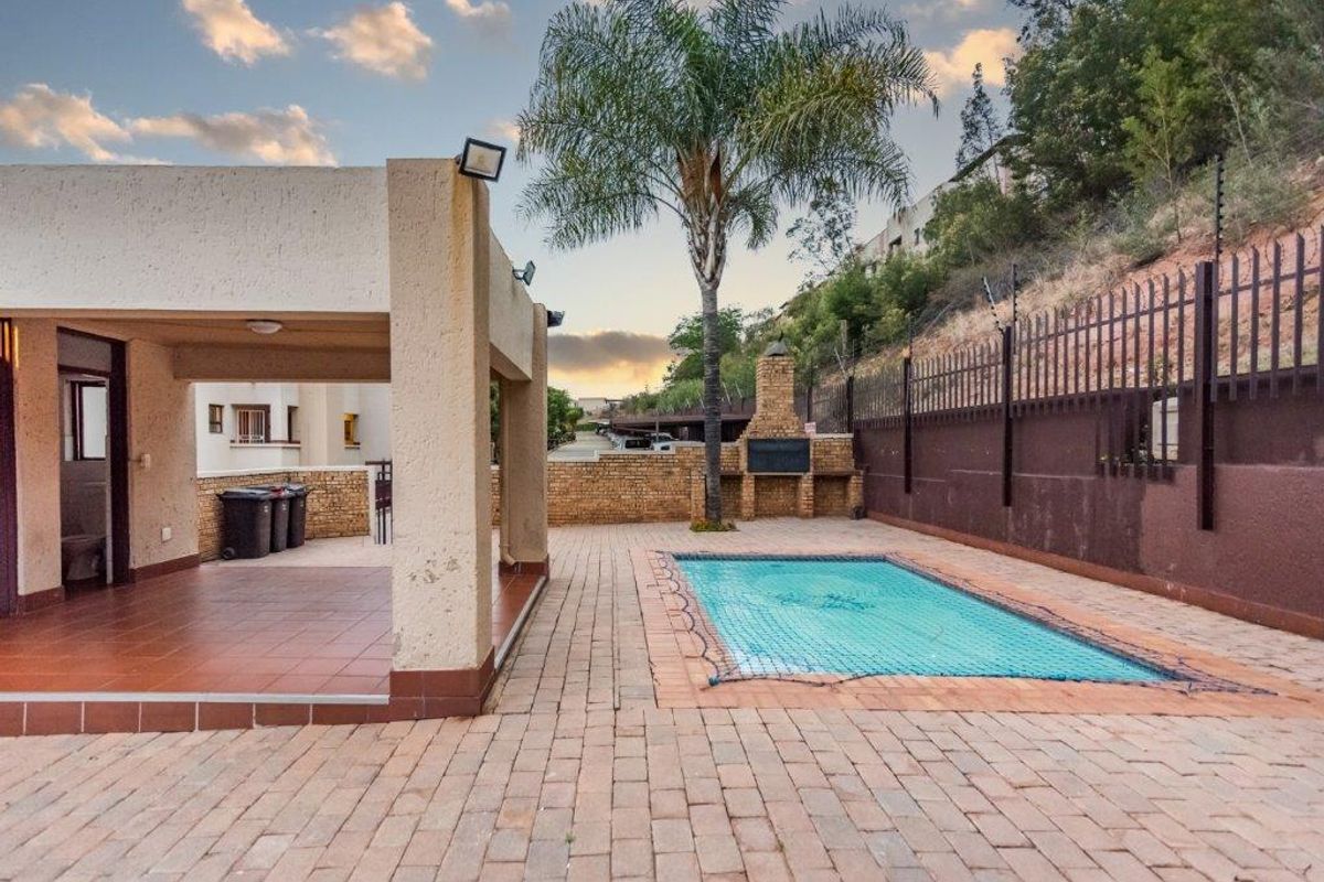 Elegant Ground-Floor Unit in Prestigious Neighborhood - Photo 4
