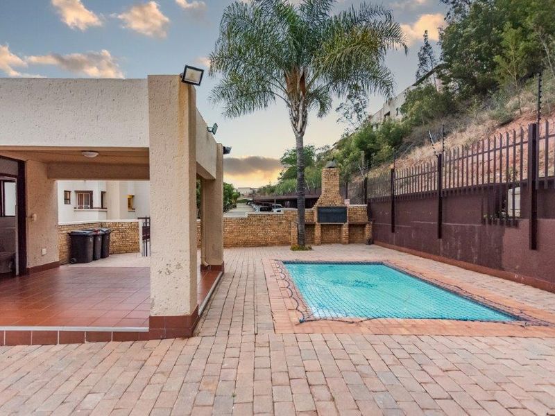 Elegant Ground-Floor Unit in Prestigious Neighborhood - Photo 4