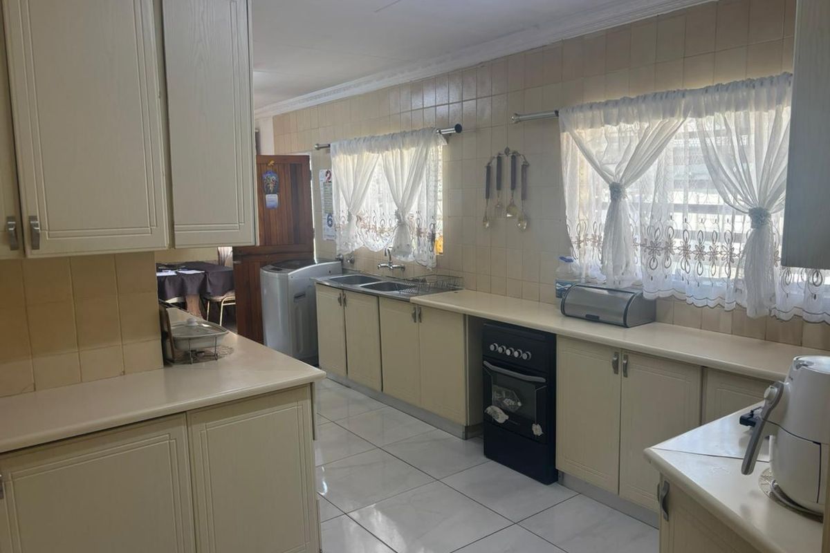 4 Bedrooms, Endless Possibilities – Family Living at Its Best - Photo 5