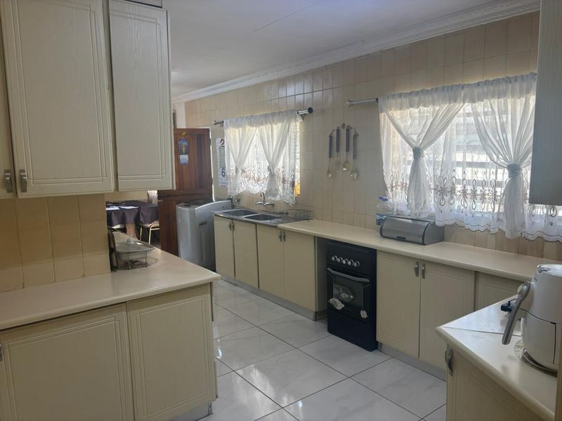 4 Bedrooms, Endless Possibilities – Family Living at Its Best - Photo 5