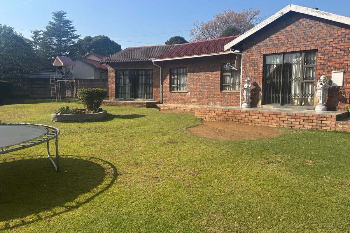 4 Bedrooms, Endless Possibilities – Family Living at Its Best - Photo 4