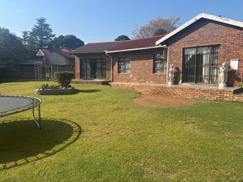 4 Bedrooms, Endless Possibilities – Family Living at Its Best - Photo 4