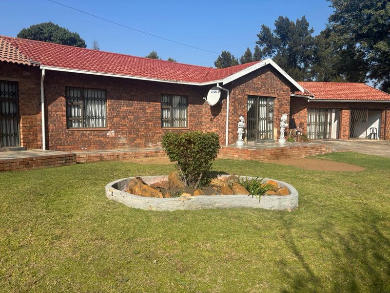 4 Bedrooms, Endless Possibilities – Family Living at Its Best - Photo 1
