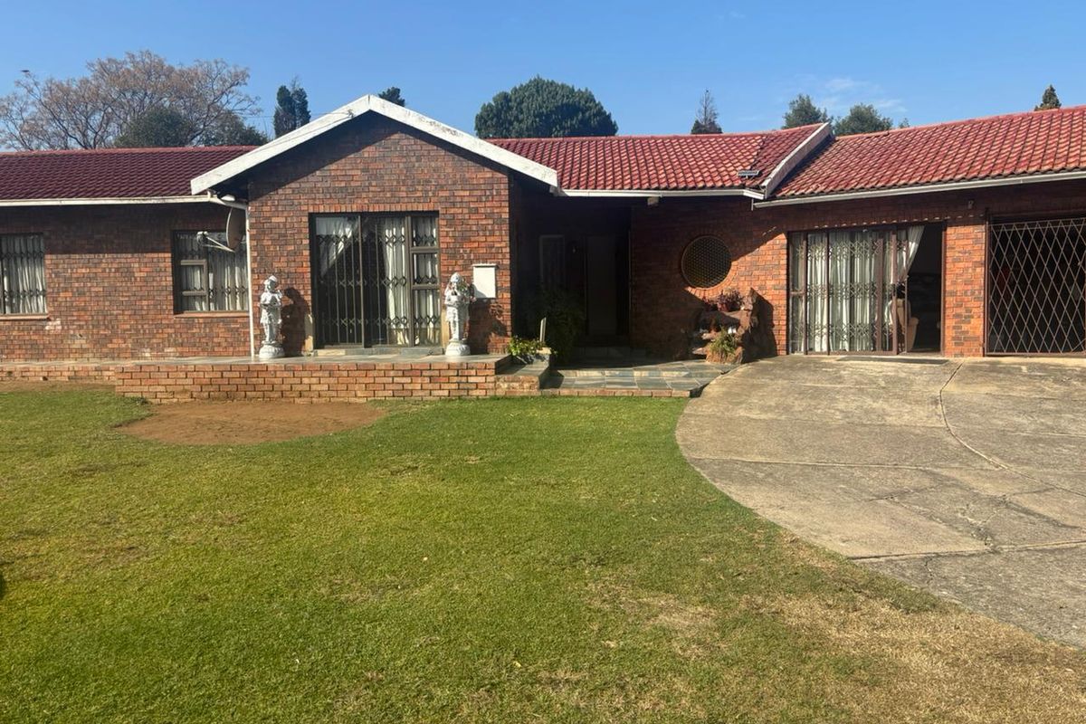 4 Bedrooms, Endless Possibilities – Family Living at Its Best - Photo 2