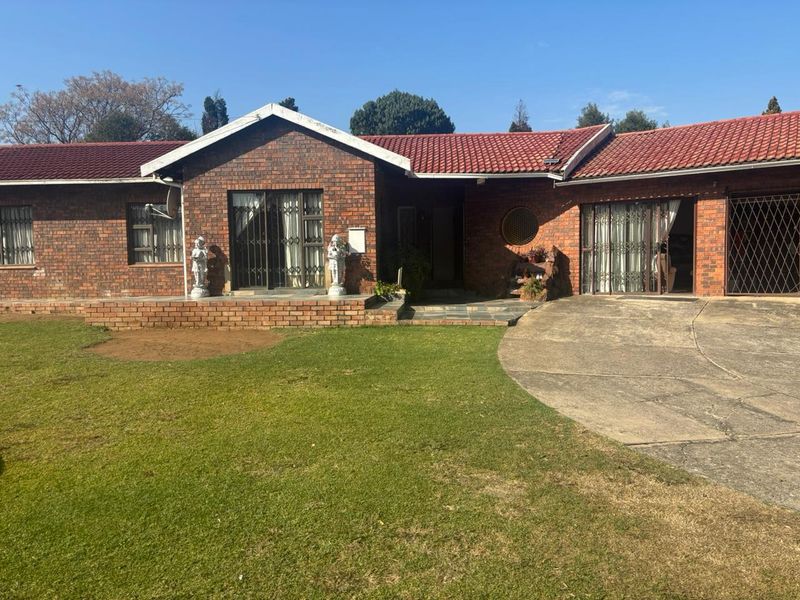 4 Bedrooms, Endless Possibilities – Family Living at Its Best - Photo 2