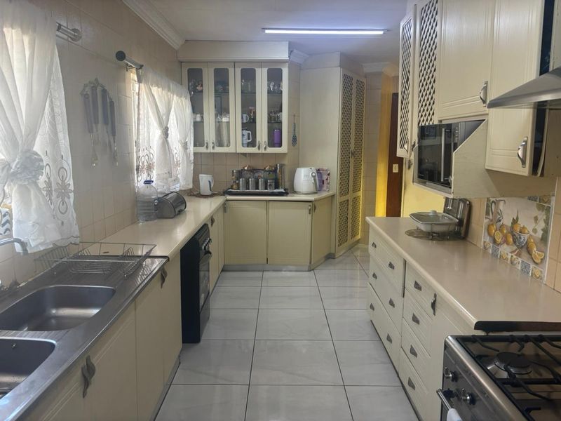 4 Bedrooms, Endless Possibilities – Family Living at Its Best - Photo 7