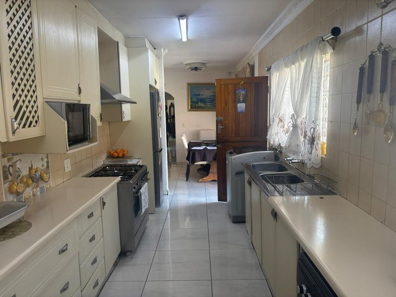 4 Bedrooms, Endless Possibilities – Family Living at Its Best - Photo 6