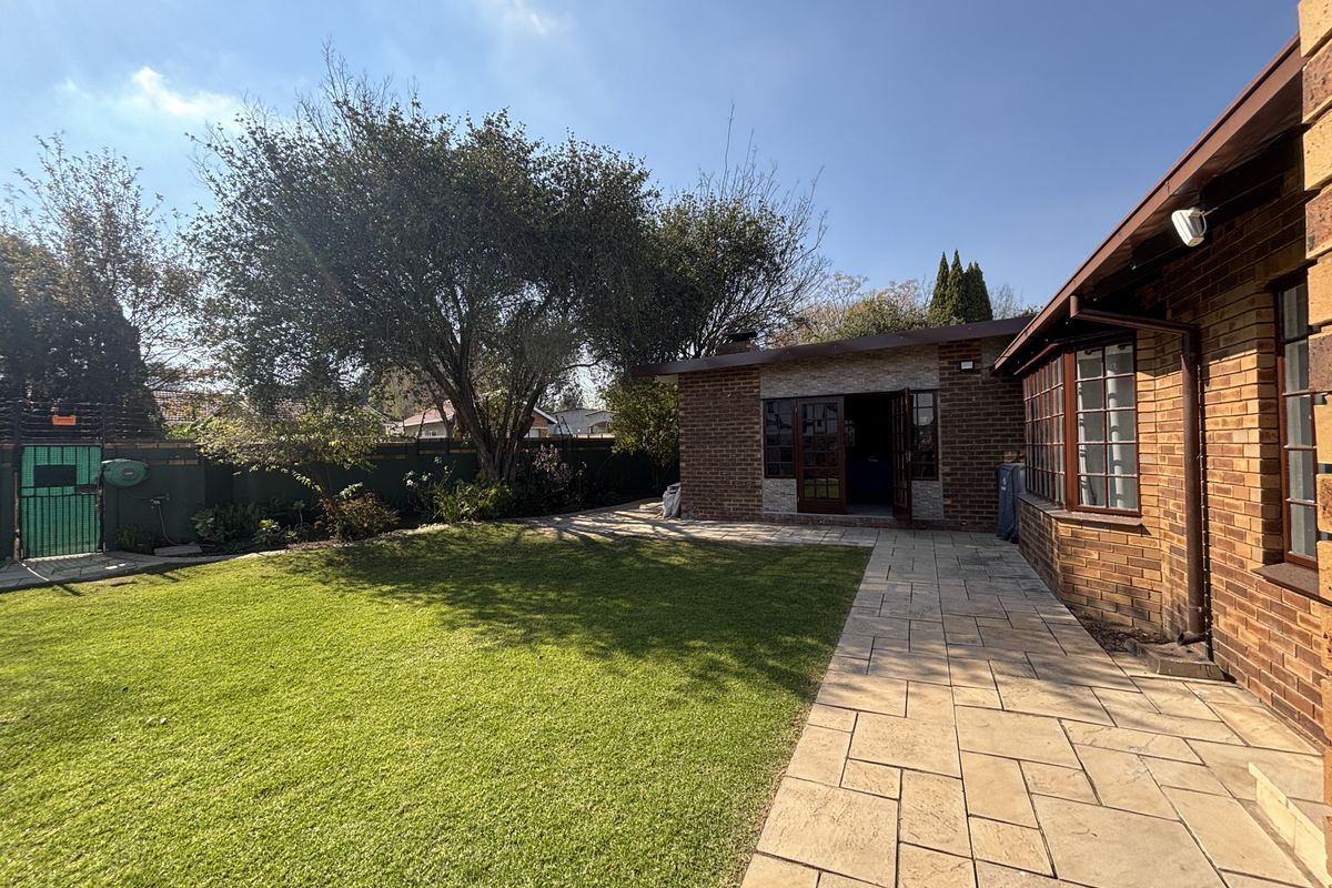 Move-In Ready, Fully Modernised Home with Exceptional Entertainment Features - Photo 2