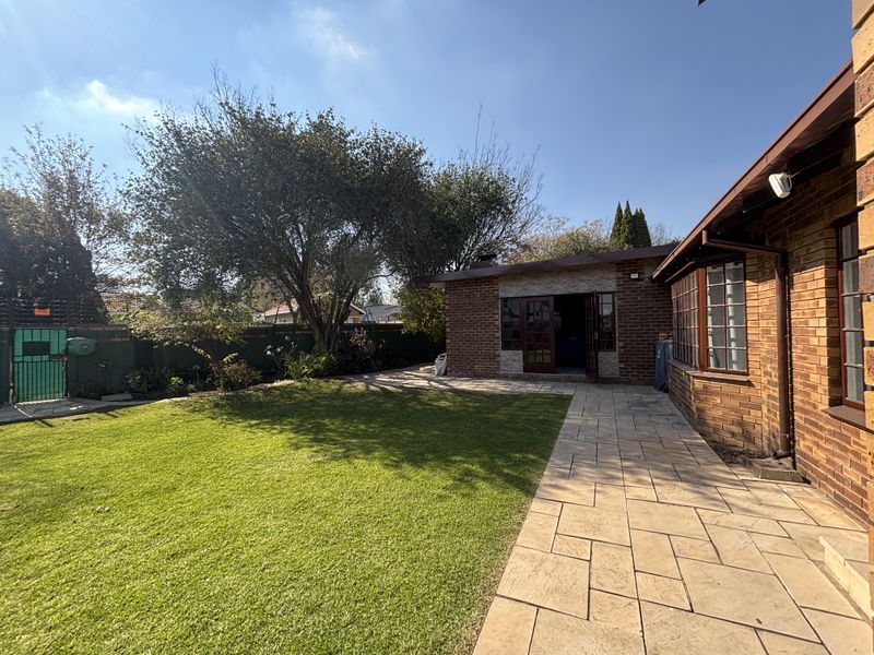 Move-In Ready, Fully Modernised Home with Exceptional Entertainment Features - Photo 2