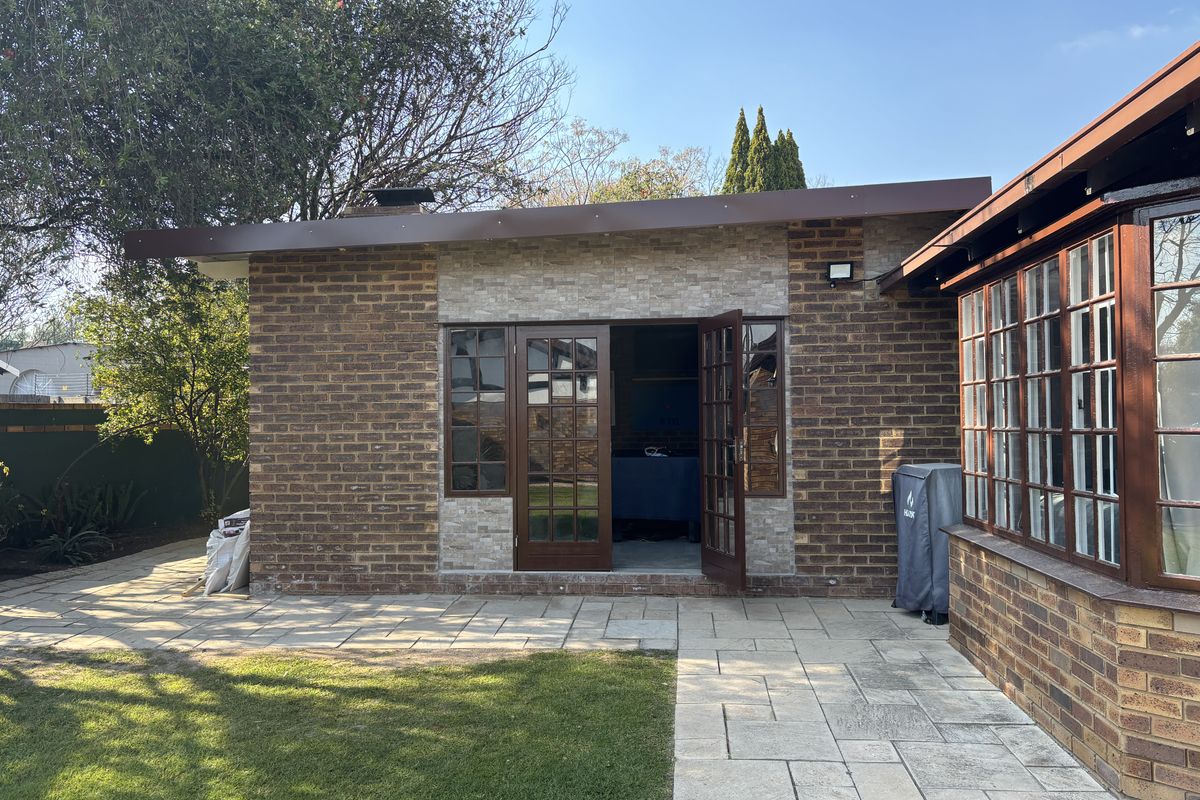 Move-In Ready, Fully Modernised Home with Exceptional Entertainment Features - Photo 3