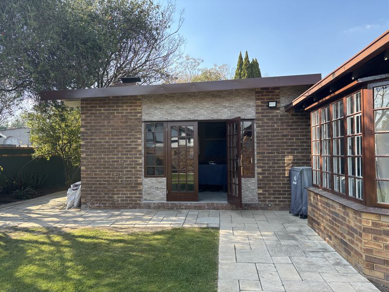 Move-In Ready, Fully Modernised Home with Exceptional Entertainment Features - Photo 3