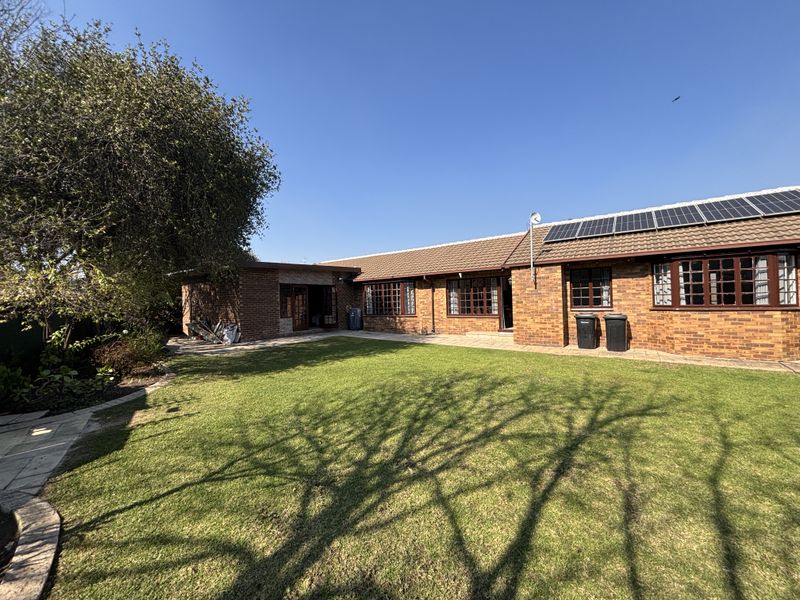 Move-In Ready, Fully Modernised Home with Exceptional Entertainment Features - Photo 1