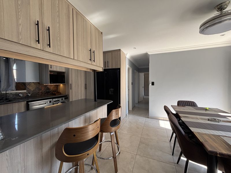 Move-In Ready, Fully Modernised Home with Exceptional Entertainment Features - Photo 10