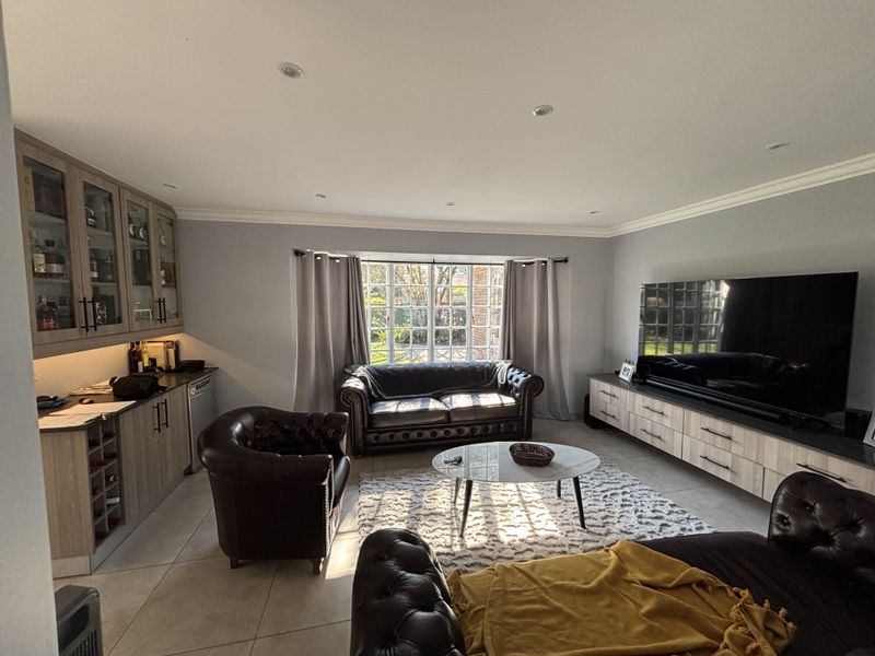 Move-In Ready, Fully Modernised Home with Exceptional Entertainment Features - Photo 4