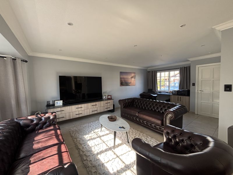 Move-In Ready, Fully Modernised Home with Exceptional Entertainment Features - Photo 6