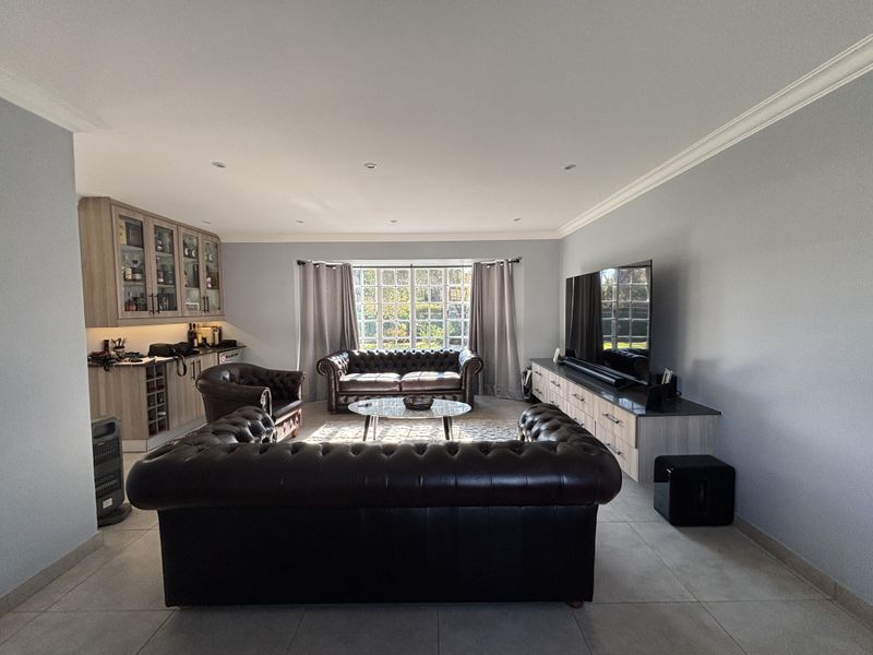 Move-In Ready, Fully Modernised Home with Exceptional Entertainment Features - Photo 7