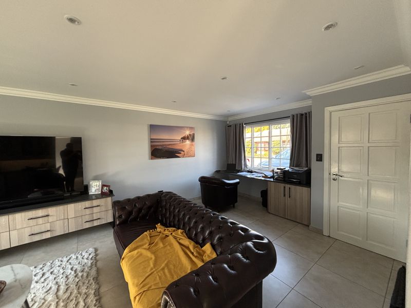 Move-In Ready, Fully Modernised Home with Exceptional Entertainment Features - Photo 5