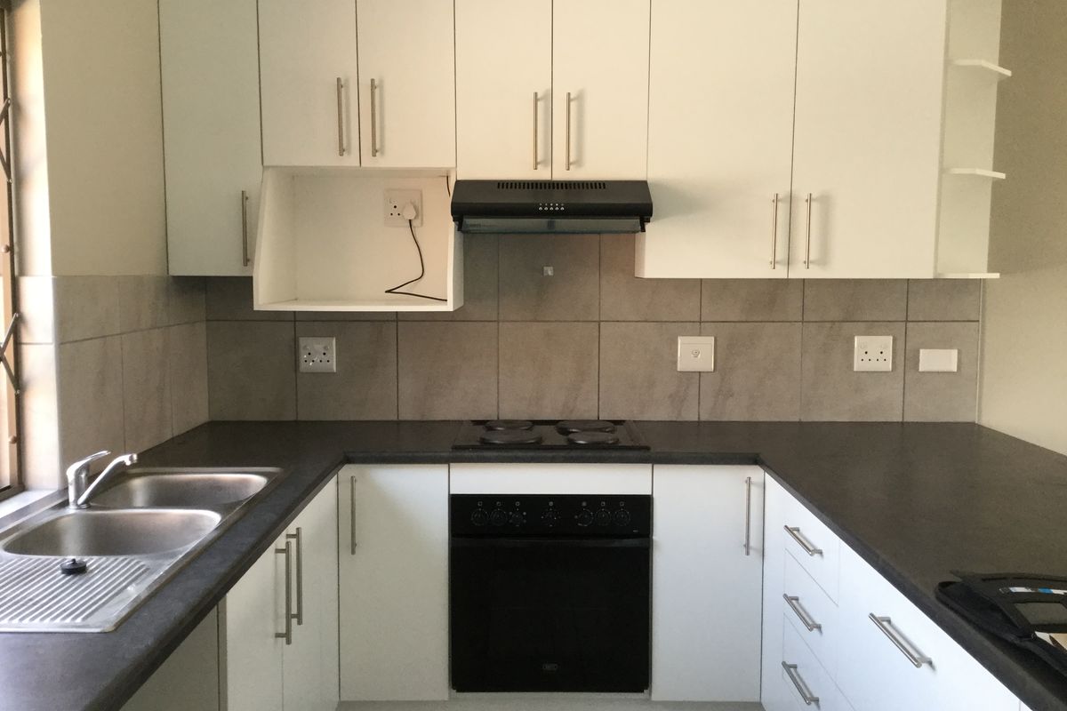 Townhouse Rental Monthly In Gqeberha - Photo 2
